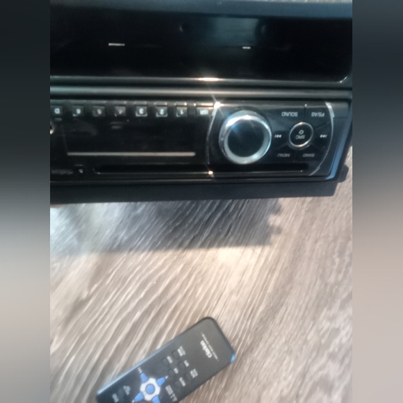 Clarion CZ100 Car stereo receiver with remote - Picture 2 of 9